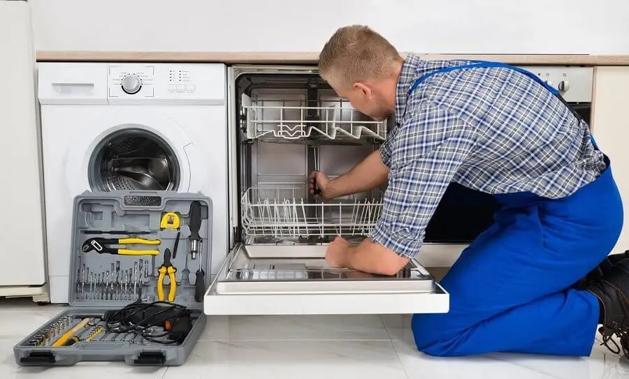 Darıca Viessmann servisi teknisyen ekibi beyaz eşya tamiri yaparken